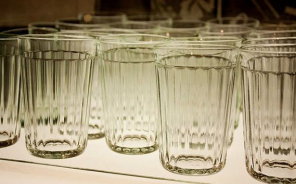 Sonidos de vaso y copa de vidrio