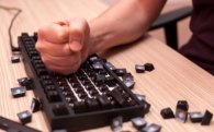 Sonidos de romper un teclado de computadora